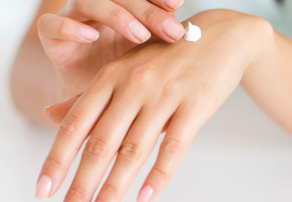 Applying body body lotion 286951
