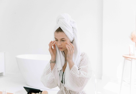 Photo of woman touching her face 4672662 kopie
